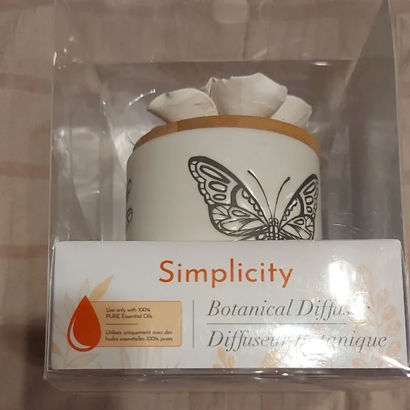 Simplicity White Floral Diffuser - Picture 3 of 8